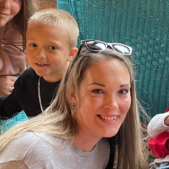 Meet your Posher, Jessica - Picture 1 of 2